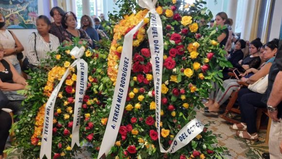 Ofrendas florales de Díaz-Canel y del Ministerio de Cultura. Foto: ACN. Ofrendas florales de Díaz-Canel y del Ministerio de Cultura. Foto: ACN.