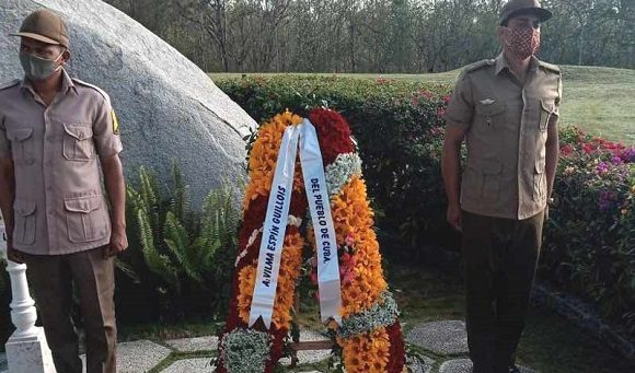 Flores para Vilma Espín a nombre del General de Ejército Raúl Castro Flores para Vilma Espín a nombre del General de Ejército Raúl Castro