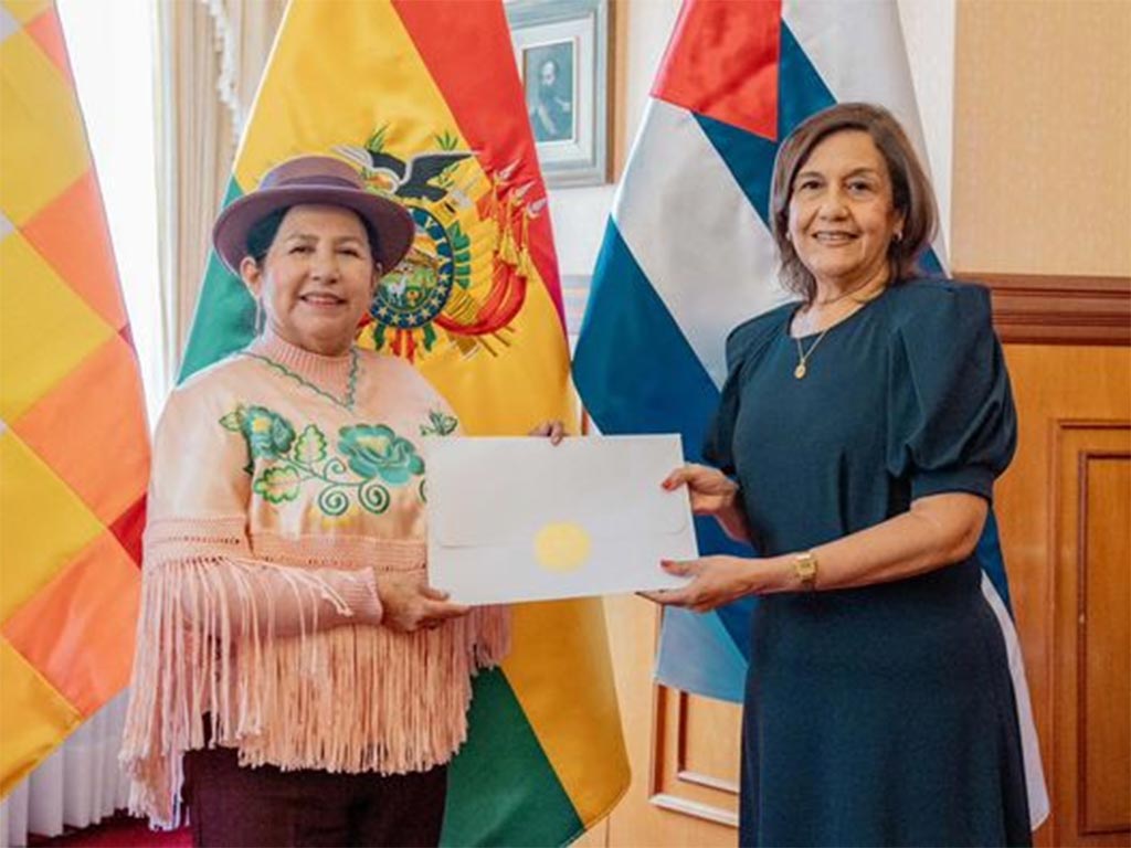 Canciller de Bolivia recibe Copias de Estilo de embajadora de Cuba Canciller de Bolivia recibe Copias de Estilo de embajadora de Cuba