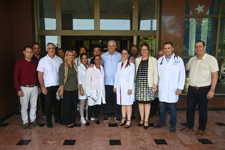 El mandatario visitó el hospital docente clínico-quirúrgico “Joaquín Albarrán Domínguez”, en La Habana. Foto: Estudios Revolución.