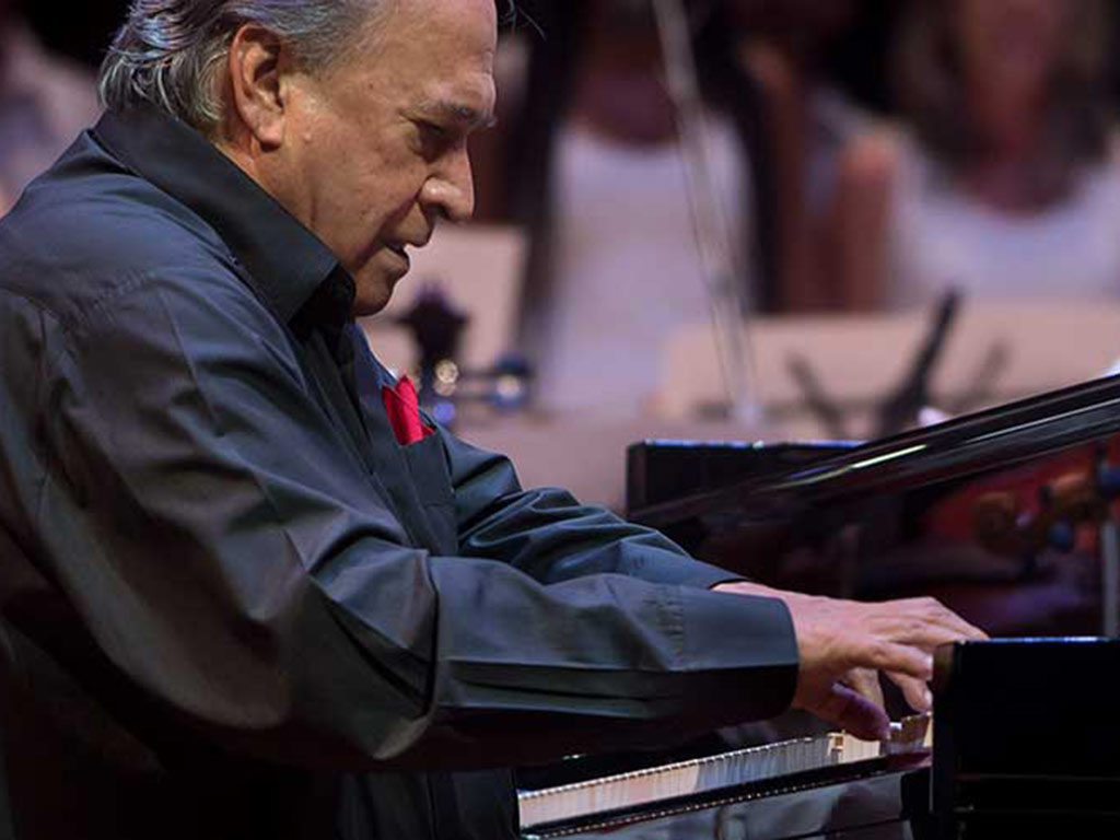 Maestro Frank Fernández, con las manos al piano y el corazón en Cuba Maestro Frank Fernández, con las manos al piano y el corazón en Cuba