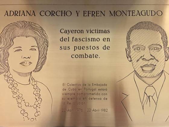 Tarja conmemorativa a Adriana Corcho y Efrén Monteagudo, quienes fallecieron víctimas de un atentado el 22 de abril de 1976. Foto: Embajada de Cuba en Portugal. Tarja conmemorativa a Adriana Corcho y Efrén Monteagudo, quienes fallecieron víctimas de un atentado el 22 de abril de 1976. Foto: Embajada de Cuba en Portugal.