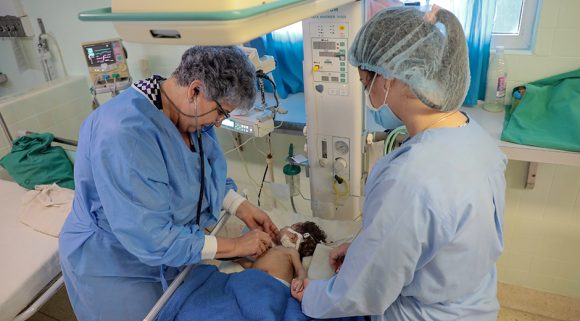 Un cartel: “Área estéril” anuncia la entrada a la sala de cuidados intensivos pediátricos del Hospital Provincial General Docente “Dr. Antonio Luaces Iraola” de Ciego de Ávila. Manos firmes –más sensibilidad y saberes adquiridos por años– sostienen a los niños que llegan a este lugar. Un cartel: “Área estéril” anuncia la entrada a la sala de cuidados intensivos pediátricos del Hospital Provincial General Docente “Dr. Antonio Luaces Iraola” de Ciego de Ávila. Manos firmes –más sensibilidad y saberes adquiridos por años– sostienen a los niños que llegan a este lugar.