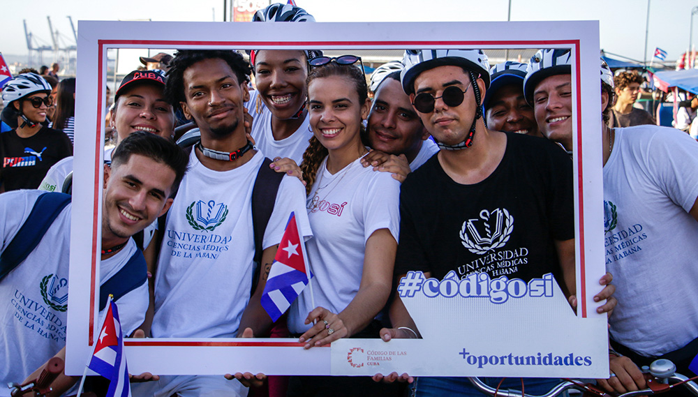 Jóvenes cubanos realizan una bicicletada a favor del código de las familias. Foto: Abel Padrón Padilla/ Cubadebate Jóvenes cubanos realizan una bicicletada a favor del código de las familias. Foto: Abel Padrón Padilla/ Cubadebate