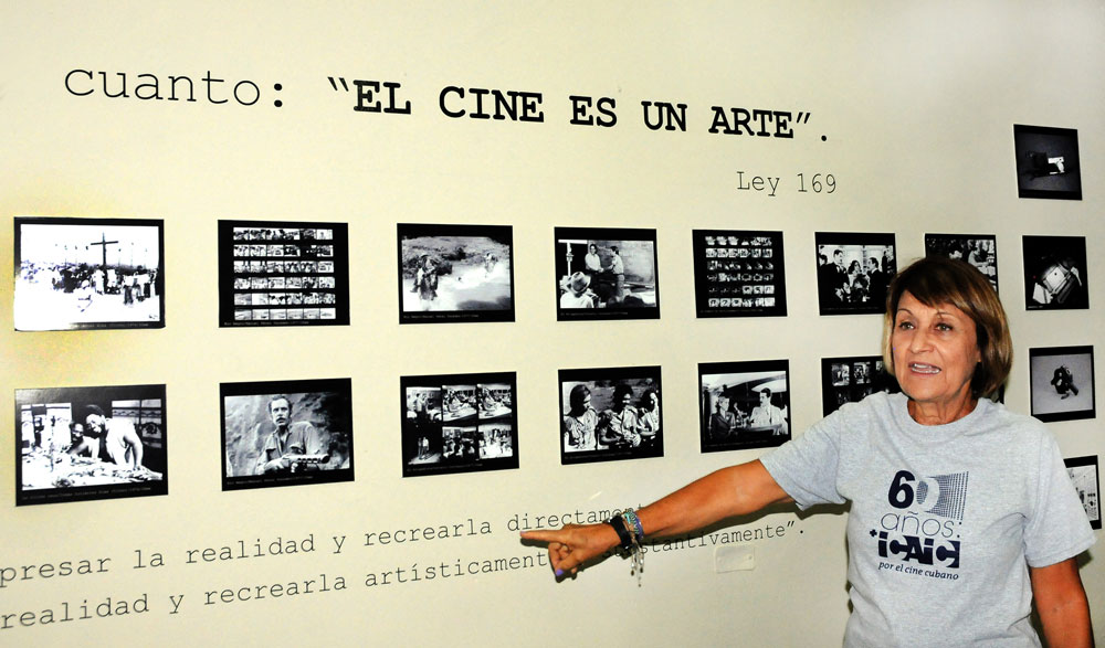 Lola Calviño, vicedirectora de la Cinemateca de Cuba, hace referencia a una muestra de la riqueza documental preservada en este centro del ICAIC. / Leyba Benítez Lola Calviño, vicedirectora de la Cinemateca de Cuba, hace referencia a una muestra de la riqueza documental preservada en este centro del ICAIC. / Leyba Benítez