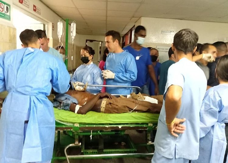 Reciben atención médica lesionados de accidente masivo en Cuba Reciben atención médica lesionados de accidente masivo en Cuba