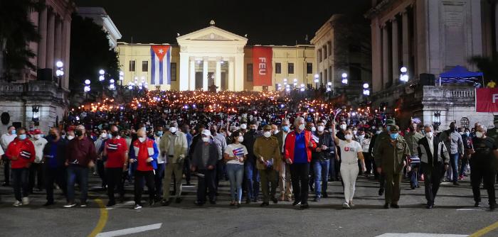 En la víspera del aniversario 169 del natalicio del Apóstol, marchó el ímpetu juvenil, desde la escalinata de la Universidad de La Habana hasta la Fragua Martiana En la víspera del aniversario 169 del natalicio del Apóstol, marchó el ímpetu juvenil, desde la escalinata de la Universidad de La Habana hasta la Fragua Martiana