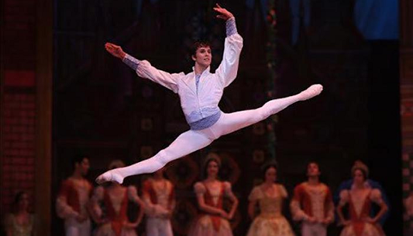 Dani Hernández, Primer Bailarín del Ballet Nacional de Cuba. Foto: @LaJiribilla. Dani Hernández, Primer Bailarín del Ballet Nacional de Cuba. Foto: @LaJiribilla.