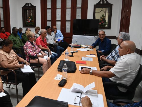 Presidente de la República, Miguel Díaz-Canel Bermúdez, intercambia con los principales dirigentes de los municipios de Centro Habana y Plaza de la Revolución.