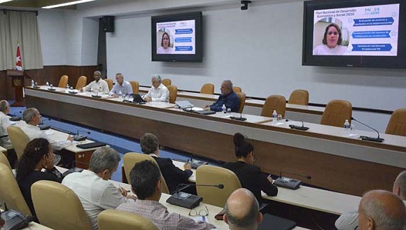 Presidente cubano reitera llamado a reanimar la economía y eliminar distorsiones Presidente cubano reitera llamado a reanimar la economía y eliminar distorsiones