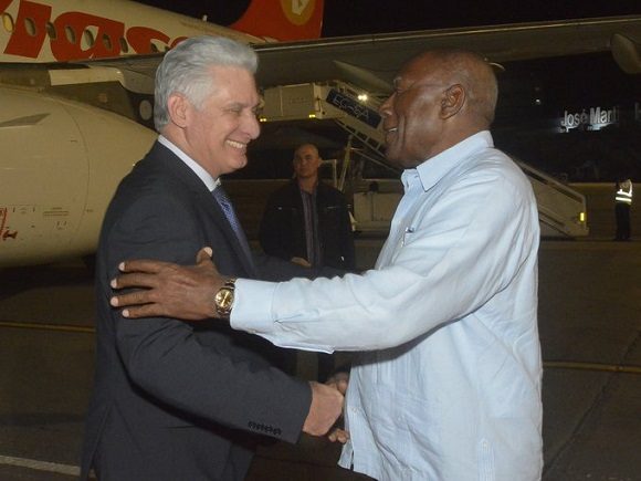 Al aeropuerto internacional José Martí, acudió a darle la bienvenida, el miembro del Buró Político, Salvador Valdés Mesa, entre otros dirigentes del Partido y el Gobierno. Foto: @PresidenciaCuba. Al aeropuerto internacional José Martí, acudió a darle la bienvenida, el miembro del Buró Político, Salvador Valdés Mesa, entre otros dirigentes del Partido y el Gobierno. Foto: @PresidenciaCuba.