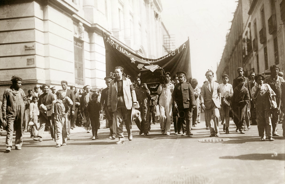 Una representación del pueblo mexicano rinde homenaje a Julio Antonio Mella en las calles de Ciudad México durante el funeral, 1929. / gob.cu