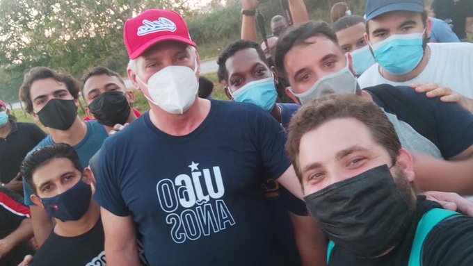 Presidente de Cuba en trabajo voluntario previo a festividad juvenil Presidente de Cuba en trabajo voluntario previo a festividad juvenil