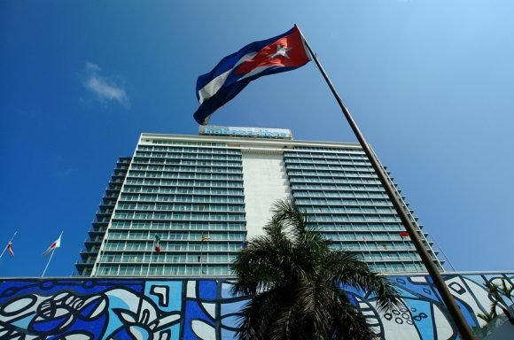 Hotel Meliá y Bandera Cubana Hotel Meliá y Bandera Cubana